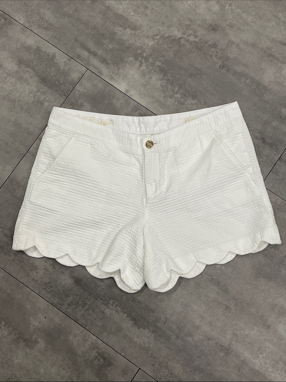 Size 8 Lilly Pulitzer white scallop buttercup short